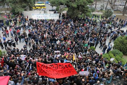 უნივერსიტეტში სიტუაციის განმუხტვის მიზნით კანცლერობის კანდიდატმა მოხსნა საკუთარი კანდიდატურა